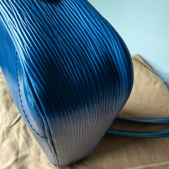 💎 Louis Vuitton Blue EPI Trocadero Crossbody 💎 - Picture 3 of 16